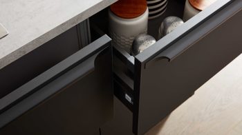 Einbauküche Interliving aus Holz in Schwarz Interliving Küche Serie 3047 mit SIEMENS Einbaugeräten Schwarz & Beton  – zweizeilig