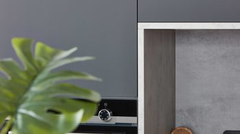 Einbauküche Interliving aus Holz in Schwarz Interliving Küche Serie 3101 mit SIEMENS Einbaugeräten Schwarz & Beton  – zweizeilig