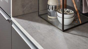 Einbauküche Interliving aus Holz in Schwarz Interliving Küche Serie 3047 mit SIEMENS Einbaugeräten Schwarz & Beton  – zweizeilig