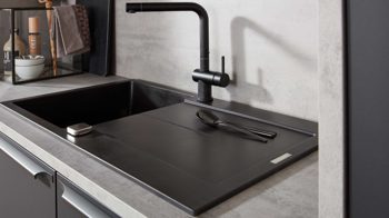 Einbauküche Interliving aus Holz in Schwarz Interliving Küche Serie 3101 mit SIEMENS Einbaugeräten Schwarz & Beton  – zweizeilig