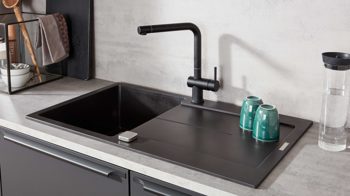 Einbauküche Interliving aus Holz in Schwarz Interliving Küche Serie 3047 mit SIEMENS Einbaugeräten Schwarz & Beton  – zweizeilig