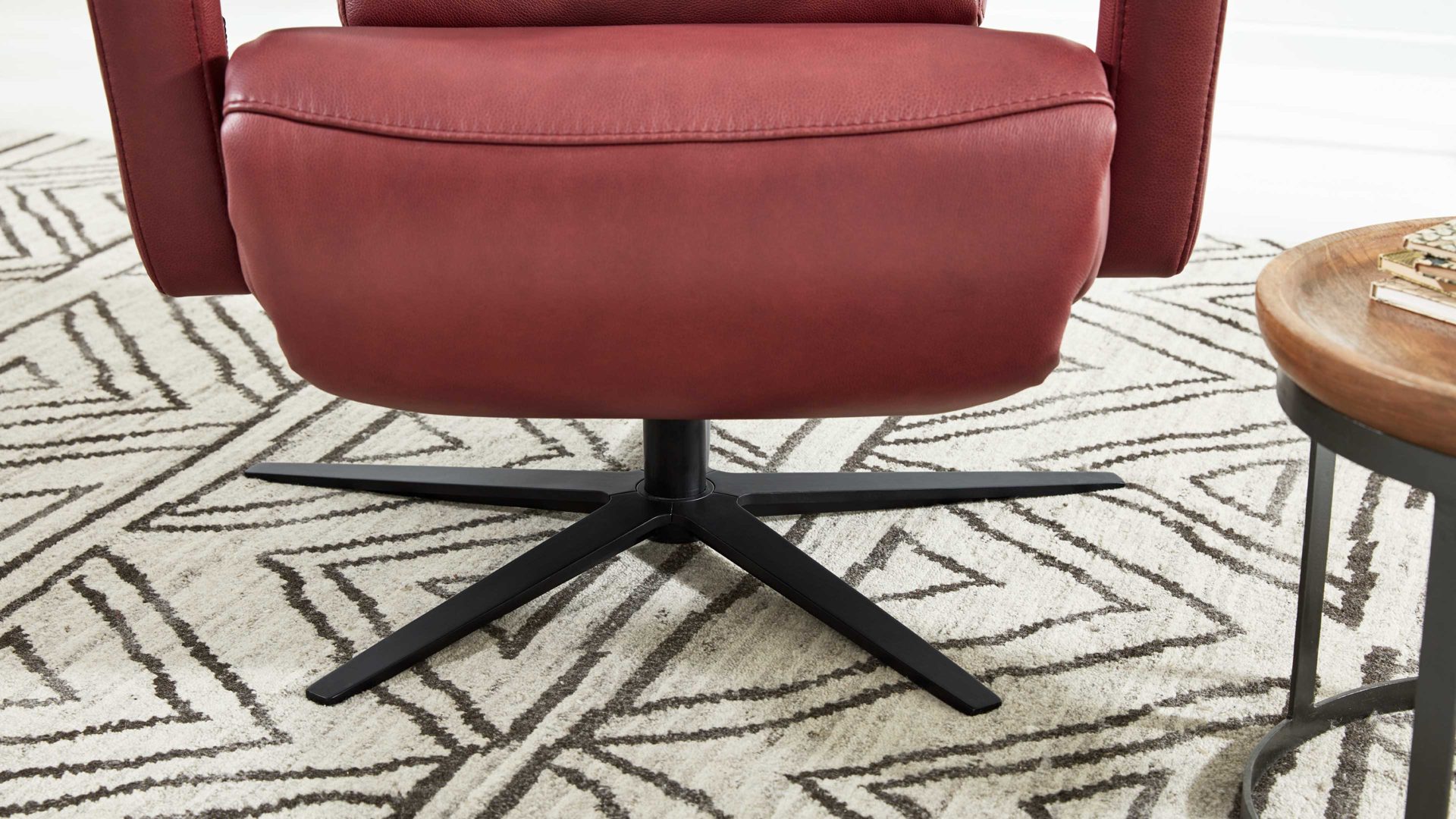 Relaxsessel Interliving aus Leder in Dunkelrot Interliving Sessel Serie 4541 – Relaxsessel F motorisch - barolofarbenes LongLife-Leder Rodeo & Sternfuß V4S