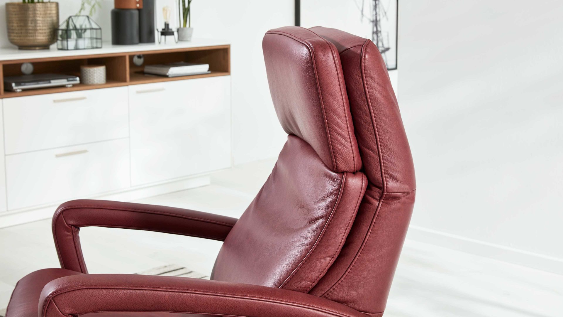 Relaxsessel Interliving aus Leder in Dunkelrot Interliving Sessel Serie 4541 – Relaxsessel manuell - barolofarbenes LongLife-Leder Rodeo & Sternfuß V4S