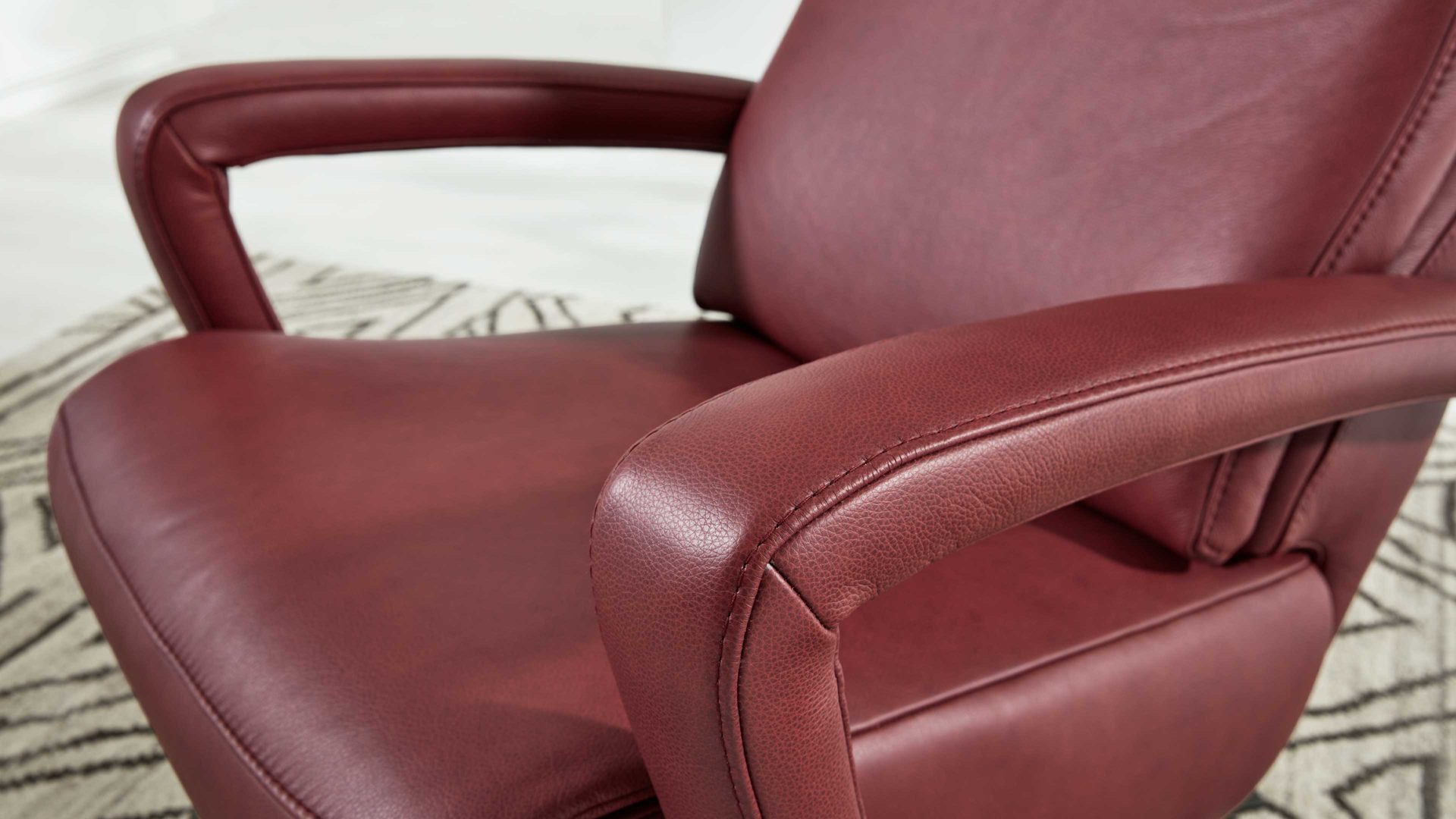 Relaxsessel Interliving aus Leder in Dunkelrot Interliving Sessel Serie 4541 – Relaxsessel F motorisch - barolofarbenes LongLife-Leder Rodeo & Sternfuß V4S