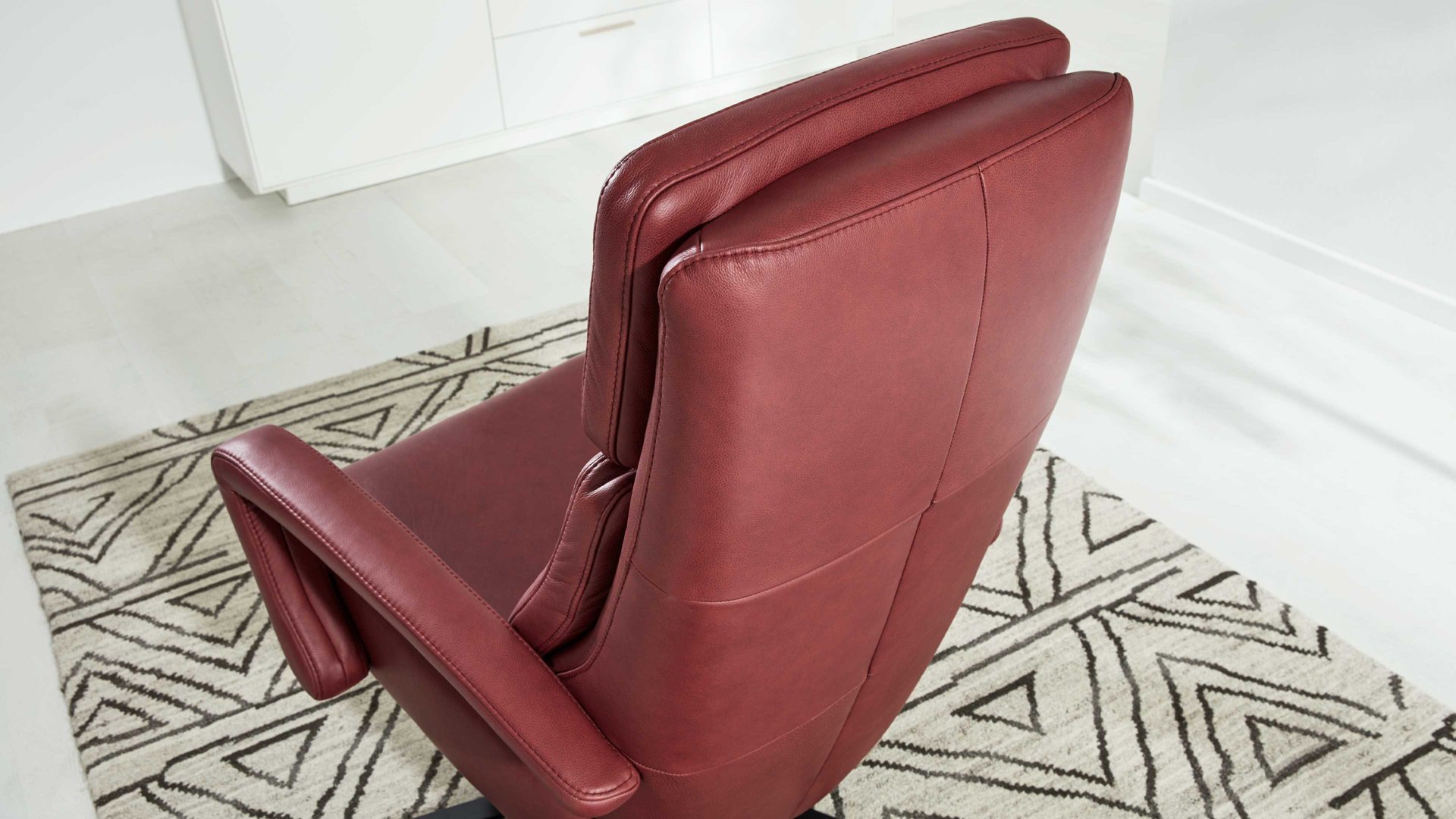 Relaxsessel Interliving aus Leder in Dunkelrot Interliving Sessel Serie 4541 – Relaxsessel C manuell - barolofarbenes LongLife-Leder Rodeo & Sternfuß V4S