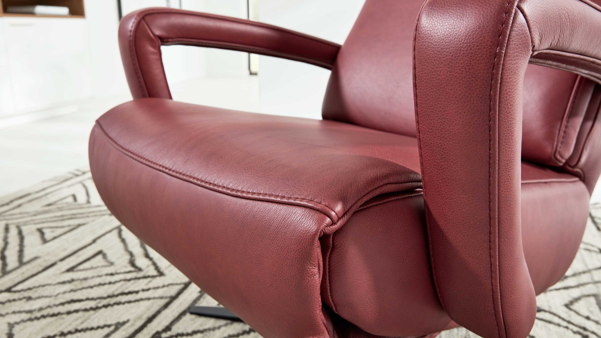 Relaxsessel Interliving aus Leder in Dunkelrot Interliving Sessel Serie 4541 – Relaxsessel motorisch - barolofarbenes LongLife-Leder Rodeo & Sternfuß V4S