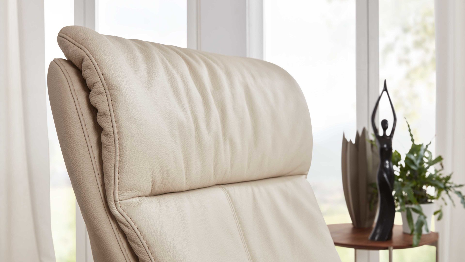 Relaxsessel comfortmaster besser sitzen, liegen, leben aus Leder in Beige Comfortmaster 7333 Easy-Swing-Sessel 36N als Sitzmöbel marmorfarbenes LongLife-Leder LG 18 & Metall-Tellerfuß