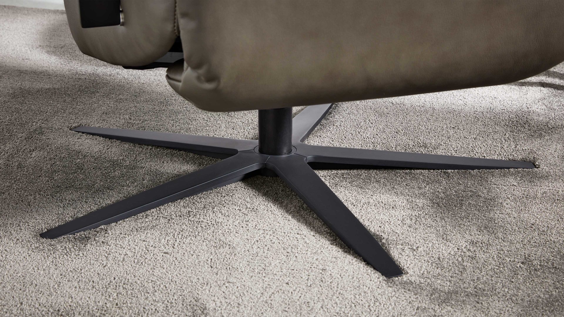 Relaxsessel Interliving aus Leder in Grau Interliving Sessel Serie 4541 – Relaxsessel F motorisch - steingraues LongLife-Leder Vivre & Sternfuß V4S