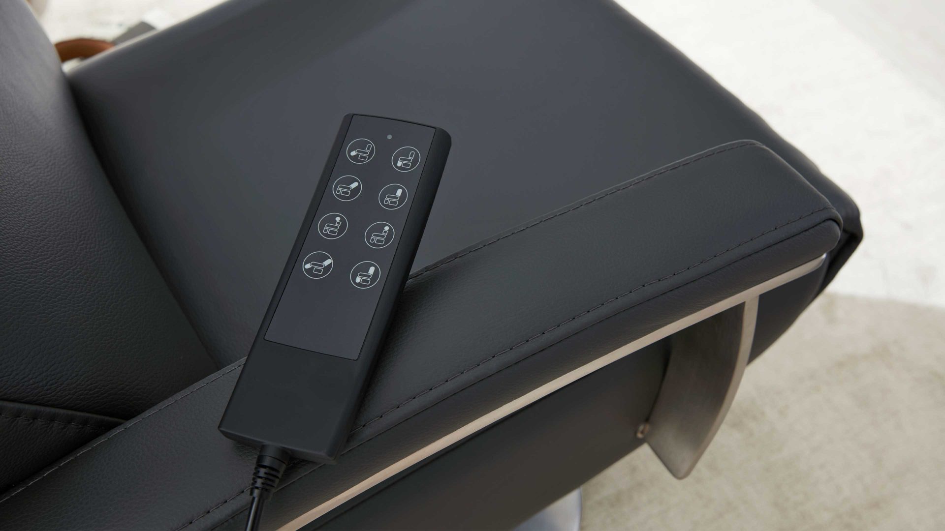 Relaxsessel Interliving aus Leder in Anthrazit Interliving Sessel Serie 4541 – Relaxsessel F motorisch - anthrazitfarbenes LongLife-Leder Credo & Tellerfuß V6