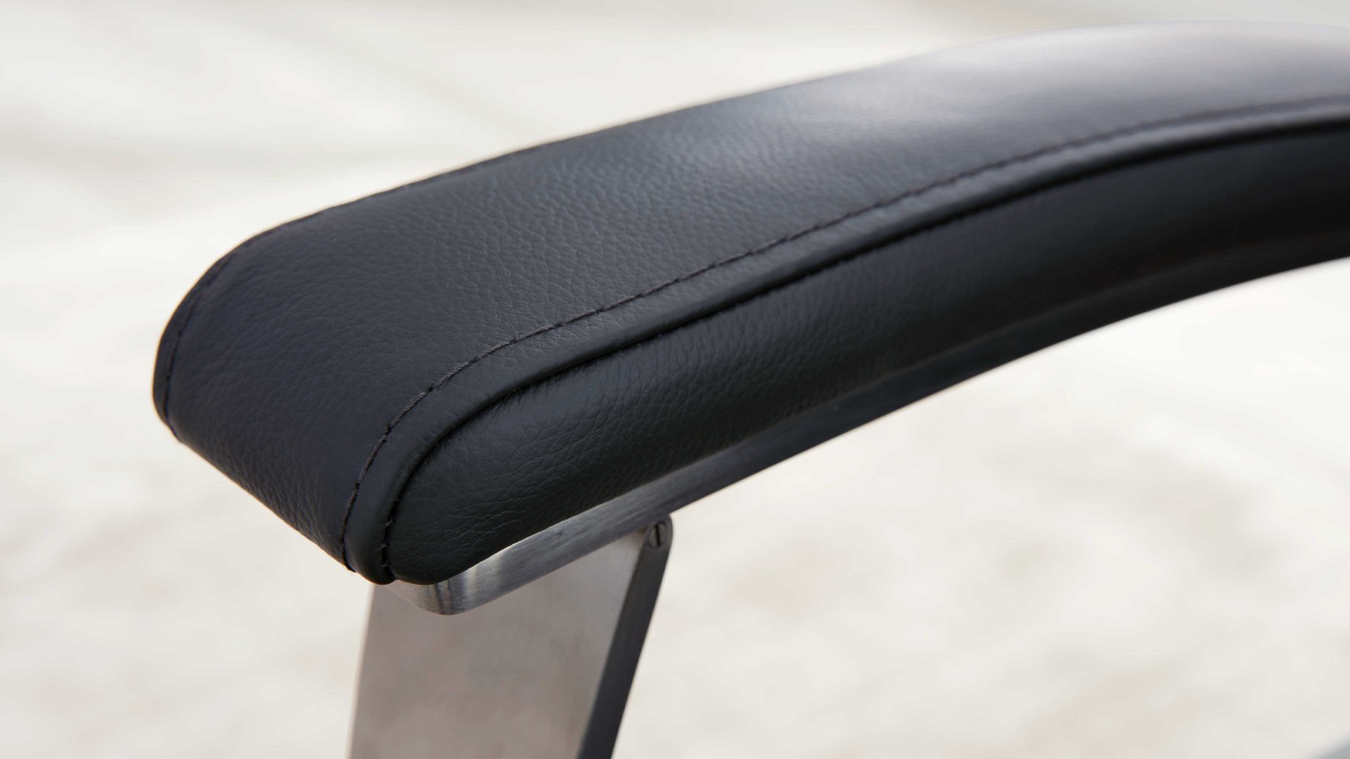 Relaxsessel Interliving aus Leder in Anthrazit Interliving Sofa Serie 4541 – Relaxsessel C manuell - anthrazitfarbenes Leder Credo & Tellerfuß V6