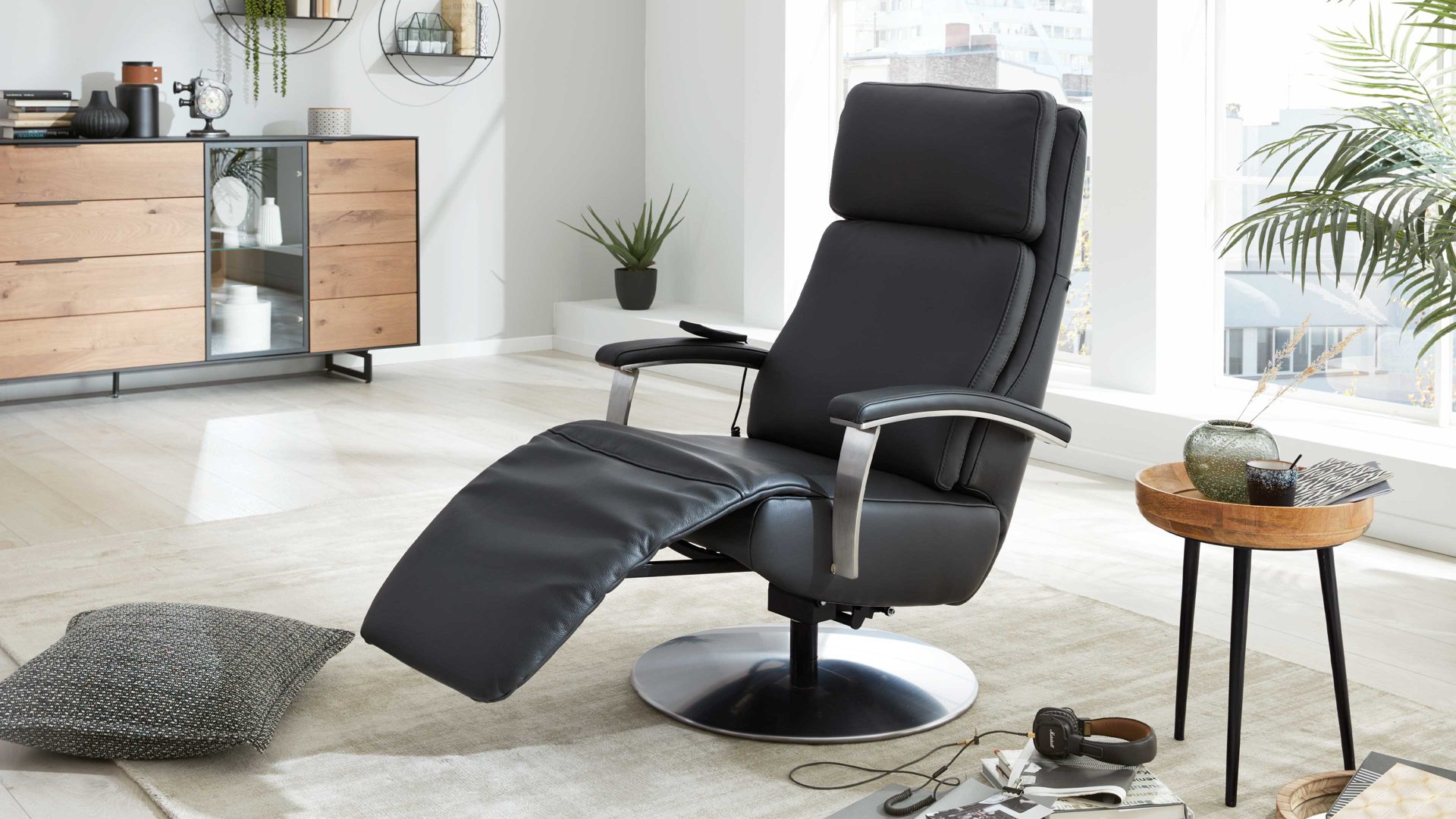 Relaxsessel Interliving aus Leder in Anthrazit Interliving Sessel Serie 4541 – Relaxsessel motorisch - anthrazitfarbenes LongLife-Leder Credo & Tellerfuß V6