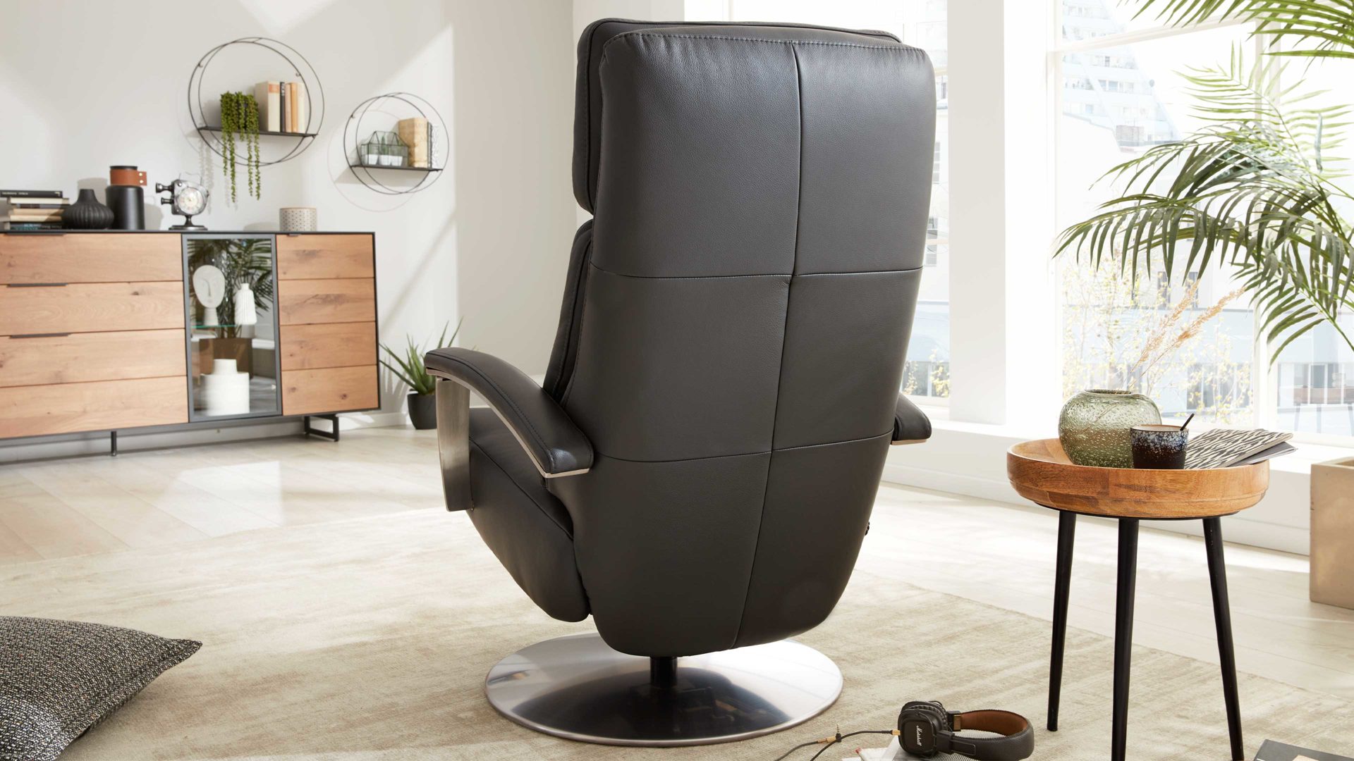 Relaxsessel Interliving aus Leder in Anthrazit Interliving Sessel Serie 4541 – Relaxsessel motorisch - anthrazitfarbenes LongLife-Leder Credo & Tellerfuß V6