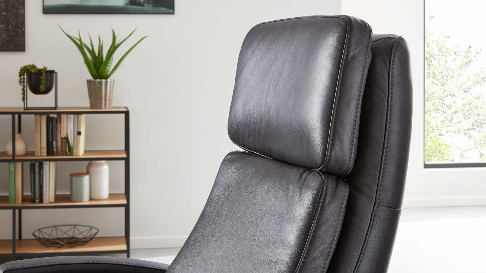 Relaxsessel Interliving aus Leder in Schwarz Interliving Sessel Serie 4541 – Relaxsessel F motorisch - anthrazitfarbenes LongLife-Leder Texas & Sternfuß V4S