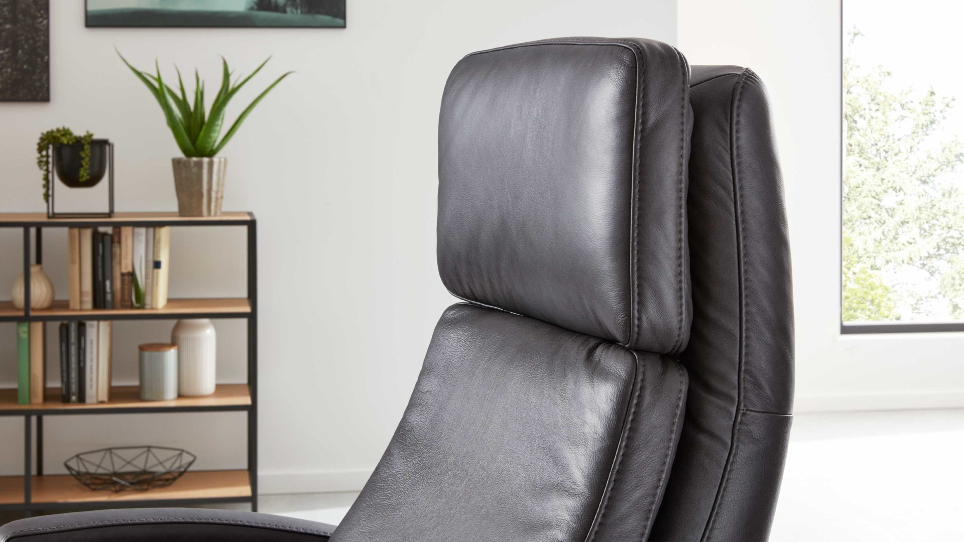 Relaxsessel Interliving aus Leder in Schwarz Interliving Sessel Serie 4541 – Relaxsessel motorisch - anthrazitfarbenes LongLife-Leder Texas & Sternfuß V4S