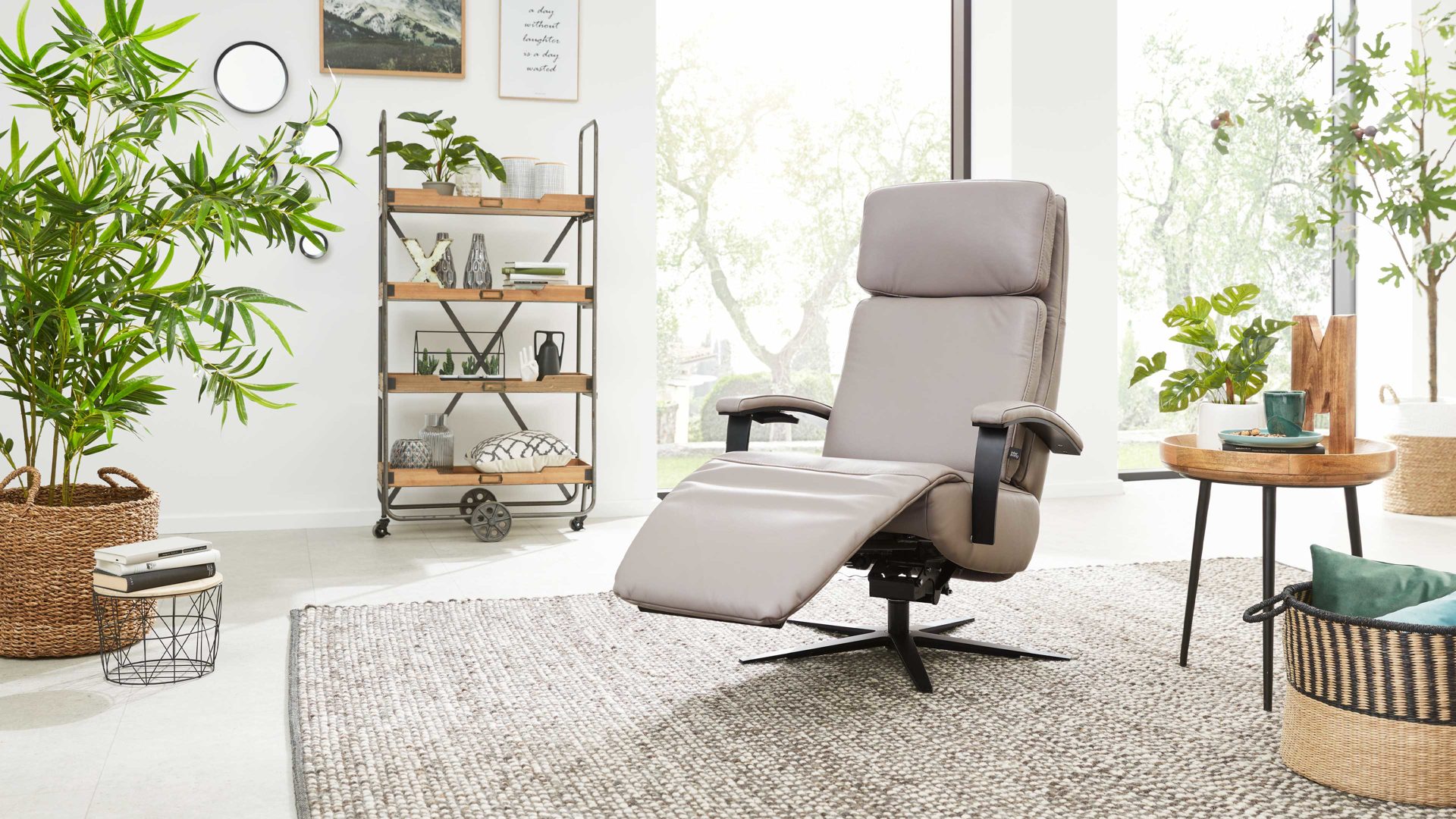 Relaxsessel Interliving aus Leder in Hellgrau Interliving Sessel Serie 4541 – Relaxsessel motorisch - granitfarbenes LongLife-Leder Credo & Sternfuß V4S