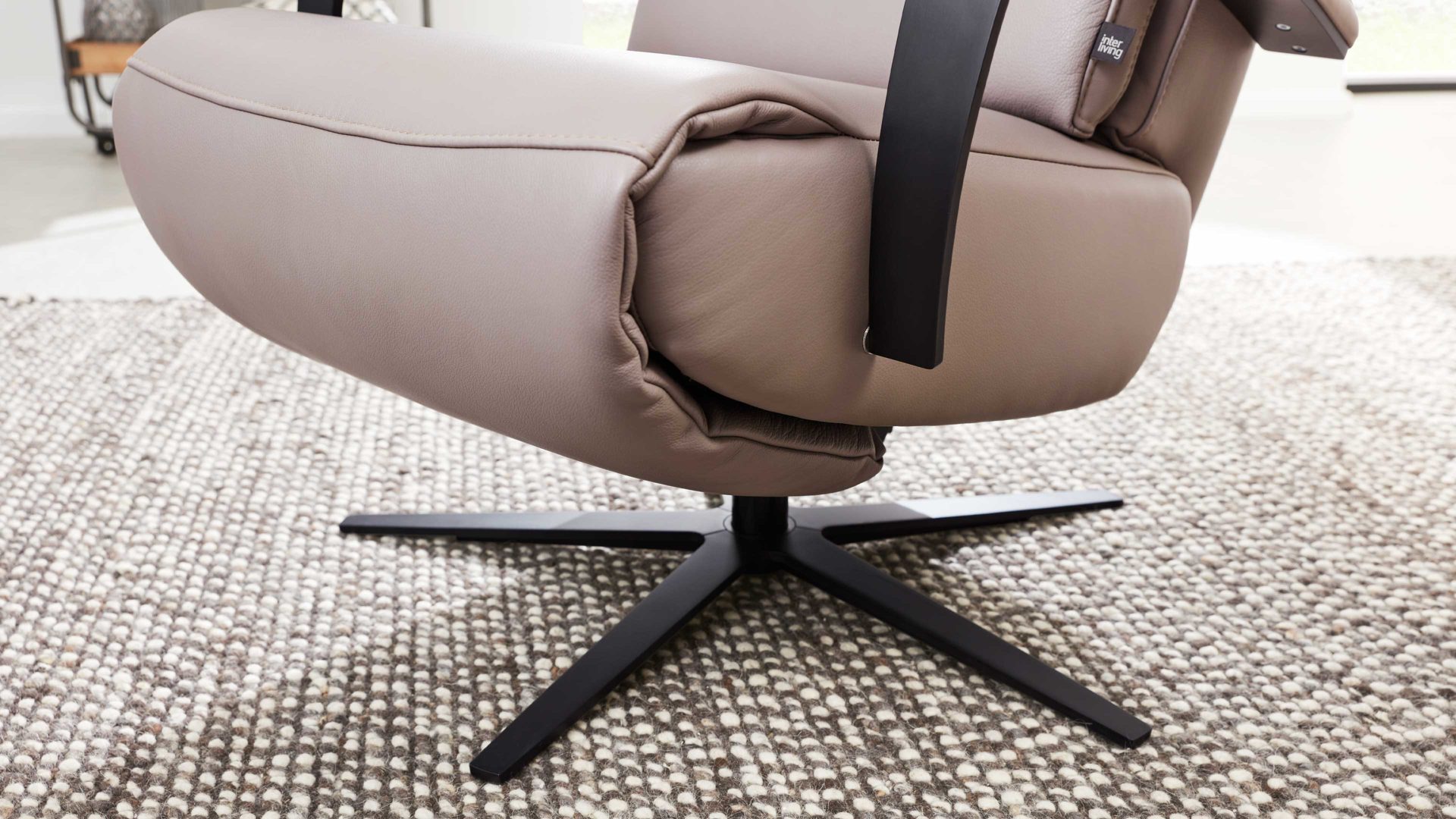 Relaxsessel Interliving aus Leder in Hellgrau Interliving Sessel Serie 4541 – Relaxsessel motorisch - granitfarbenes LongLife-Leder Credo & Sternfuß V4S