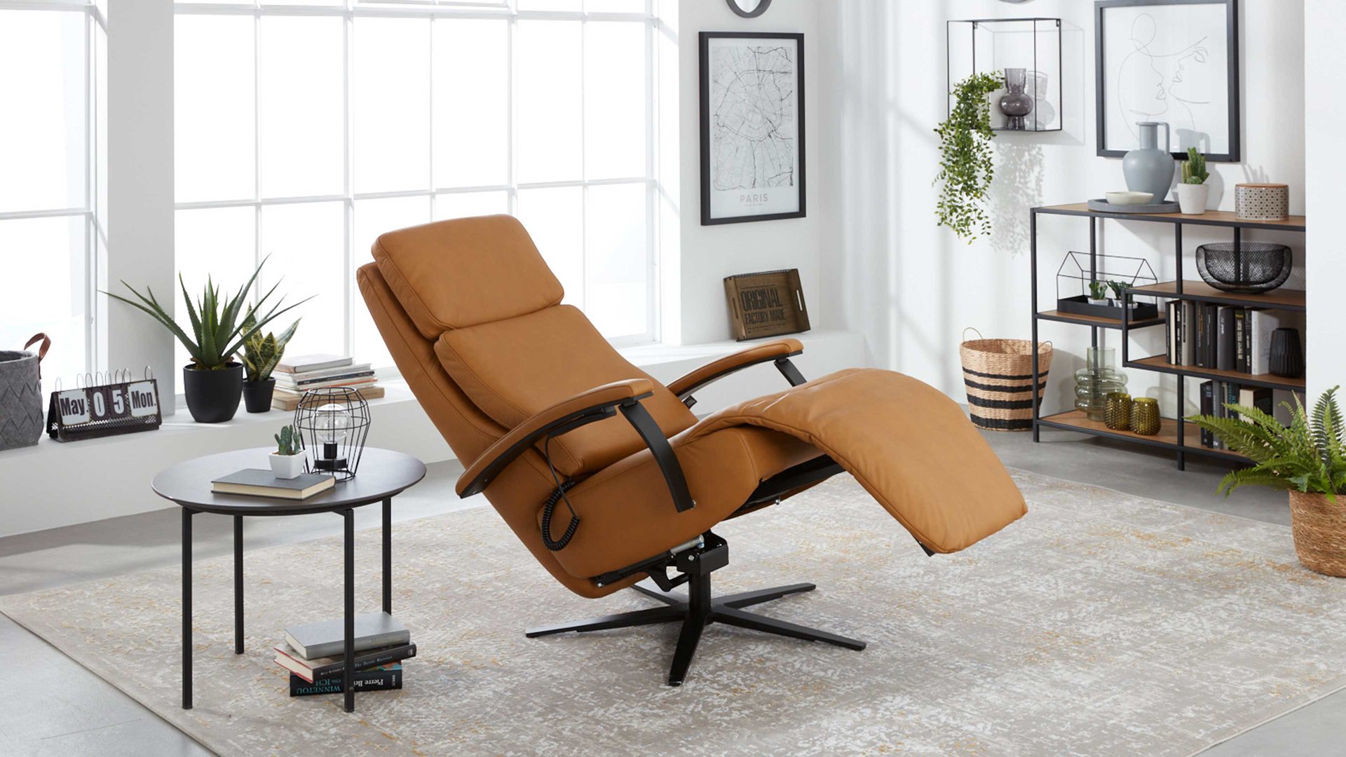 Relaxsessel Interliving aus Leder in Orange Interliving Sessel Serie 4541 – Relaxsessel motorisch - kurkumafarbenes LongLife-Leder Vivre & Sternfuß V4S