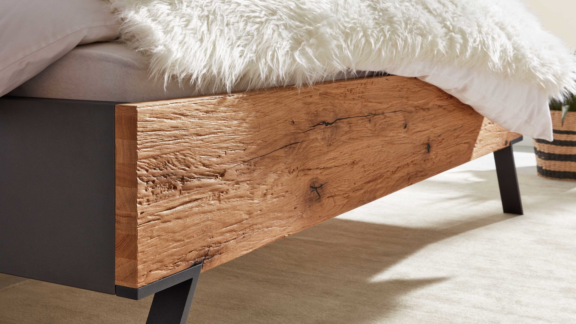 Bettgestell Interliving aus Holz in Dunkelgrau Interliving Schlafzimmer Serie 1025 – Bettgestell Graphit & Balkeneiche gehackt - Liegefläche ca. 180 x 200 cm