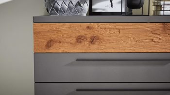 Schubladenkommode Interliving aus Holz in Dunkelgrau Interliving Schlafzimmer Serie 1025 – Schubladenkommode 530091 Graphit & Balkeneiche gehackt - vier Schubladen