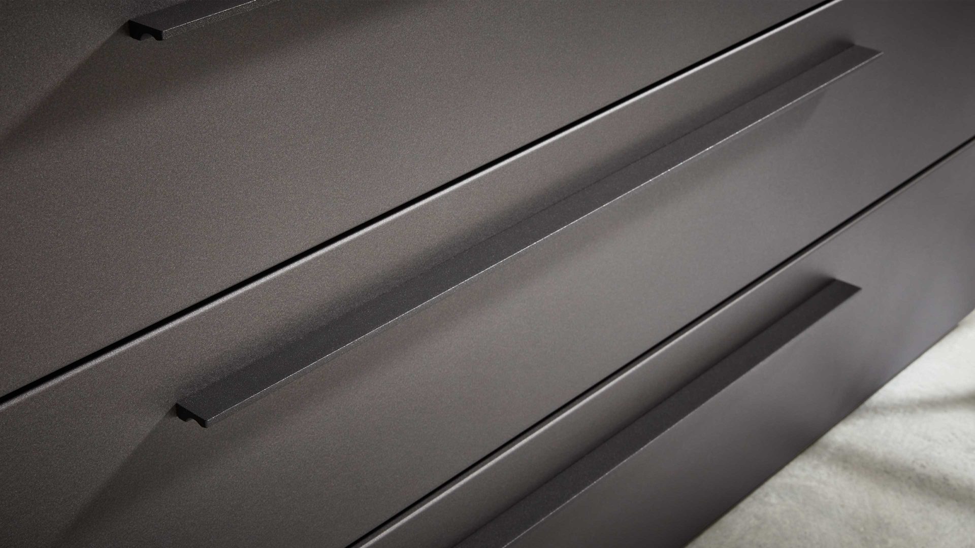 Schubladenkommode Interliving aus Holz in Dunkelgrau Interliving Schlafzimmer Serie 1025 – Schubladenkommode 530091 Graphit & Balkeneiche gehackt - vier Schubladen