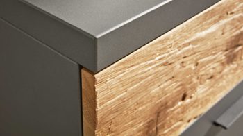 Schubladenkommode Interliving aus Holz in Dunkelgrau Interliving Schlafzimmer Serie 1025 – Schubladenkommode Graphit & Balkeneiche gehackt - vier Schubladen