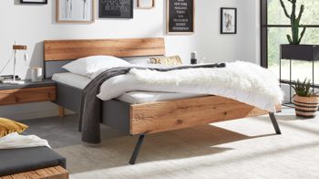 Bettgestell Interliving aus Holz in Dunkelgrau Interliving Schlafzimmer Serie 1025 – Bettgestell Graphit & Balkeneiche gehackt - Liegefläche ca. 180 x 200 cm