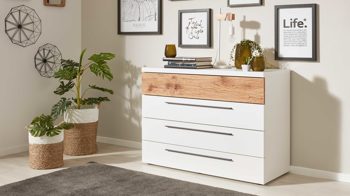 Schubladenkommode Interliving aus Holz in Weiß Interliving Schlafzimmer Serie 1025 – Schubladenkommode Weiß & Balkeneiche gehackt - vier Schubladen