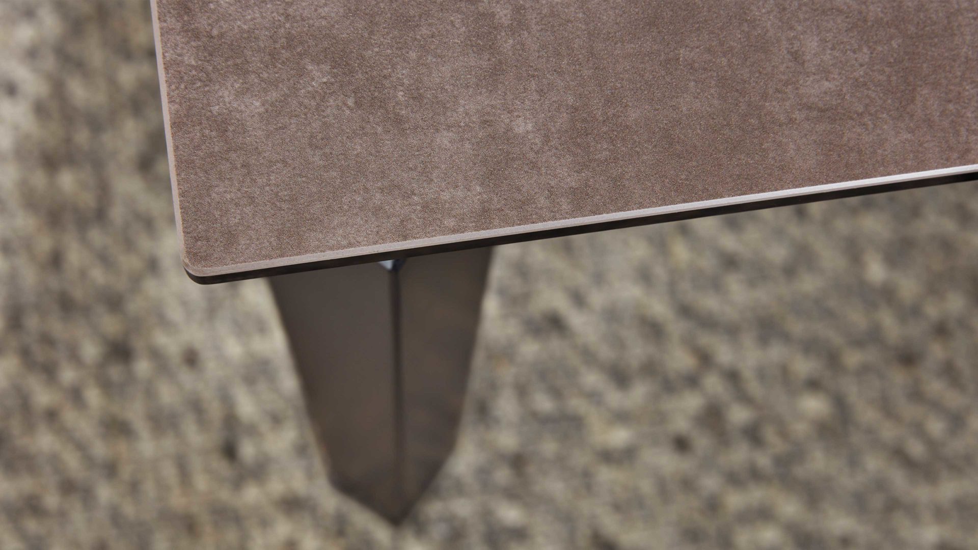 Auszugtisch Interliving aus Keramik in Grau Interliving Esszimmer Serie 5111 – Auszugtisch 6813-91 graue Glaskeramik & schwarzes Eisen – ca. 180-260 x 100 cm