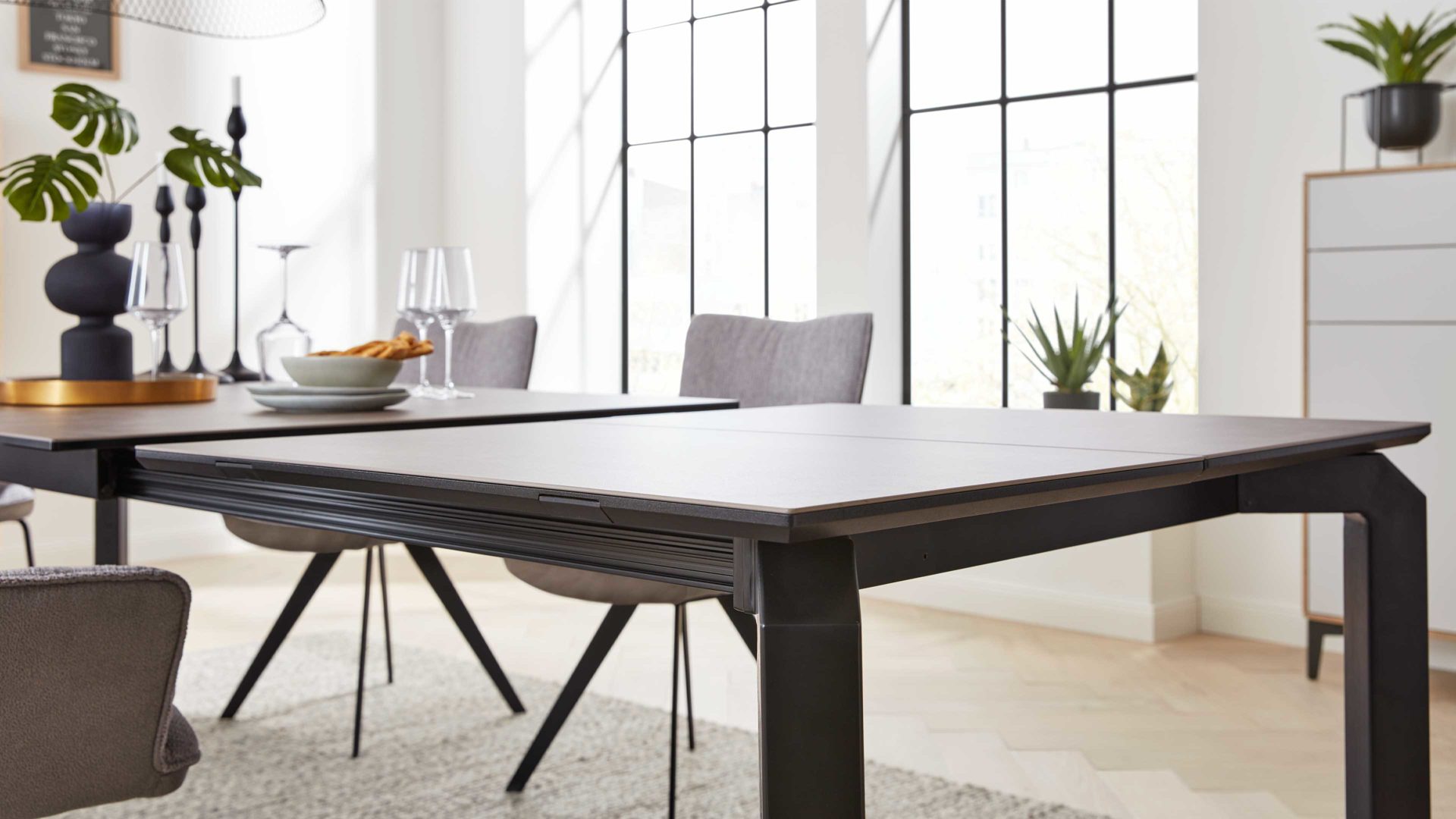 Auszugtisch Interliving aus Keramik in Grau Interliving Esszimmer Serie 5111 – Auszugtisch graue Glaskeramik & schwarzes Eisen – ca. 180-260 x 100 cm