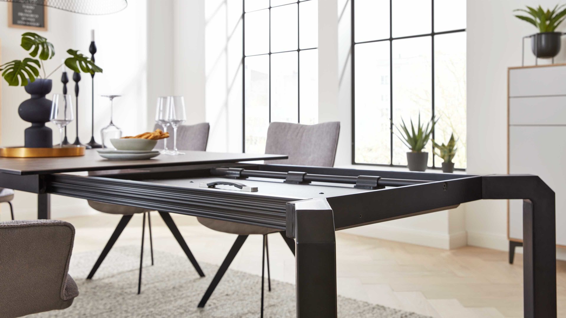 Auszugtisch Interliving aus Keramik in Grau Interliving Esszimmer Serie 5111 – Auszugtisch 6813-91 graue Glaskeramik & schwarzes Eisen – ca. 200-280 x 100 cm