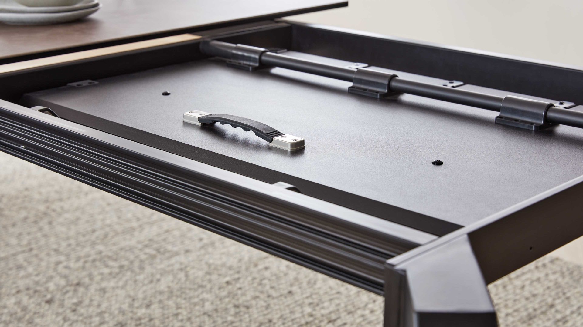 Auszugtisch Interliving aus Keramik in Grau Interliving Esszimmer Serie 5111 – Auszugtisch 6813-91 graue Glaskeramik & schwarzes Eisen – ca. 200-280 x 100 cm