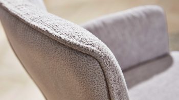 Polsterstuhl Interliving aus Stoff in Hellgrau Interliving Esszimmer Serie 5111 – Schalensessel 9032-04 platinfarbene Bezugkombi 959 & schwarzes Eisen