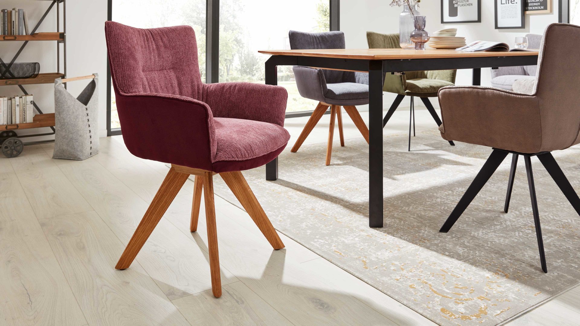 Polsterstuhl Interliving aus Stoff in Dunkelrot Interliving Esszimmer Serie 5111 – Schalensessel 9202-04 Rückholfunktion - weinrote Bezugkombi 954 & Eiche