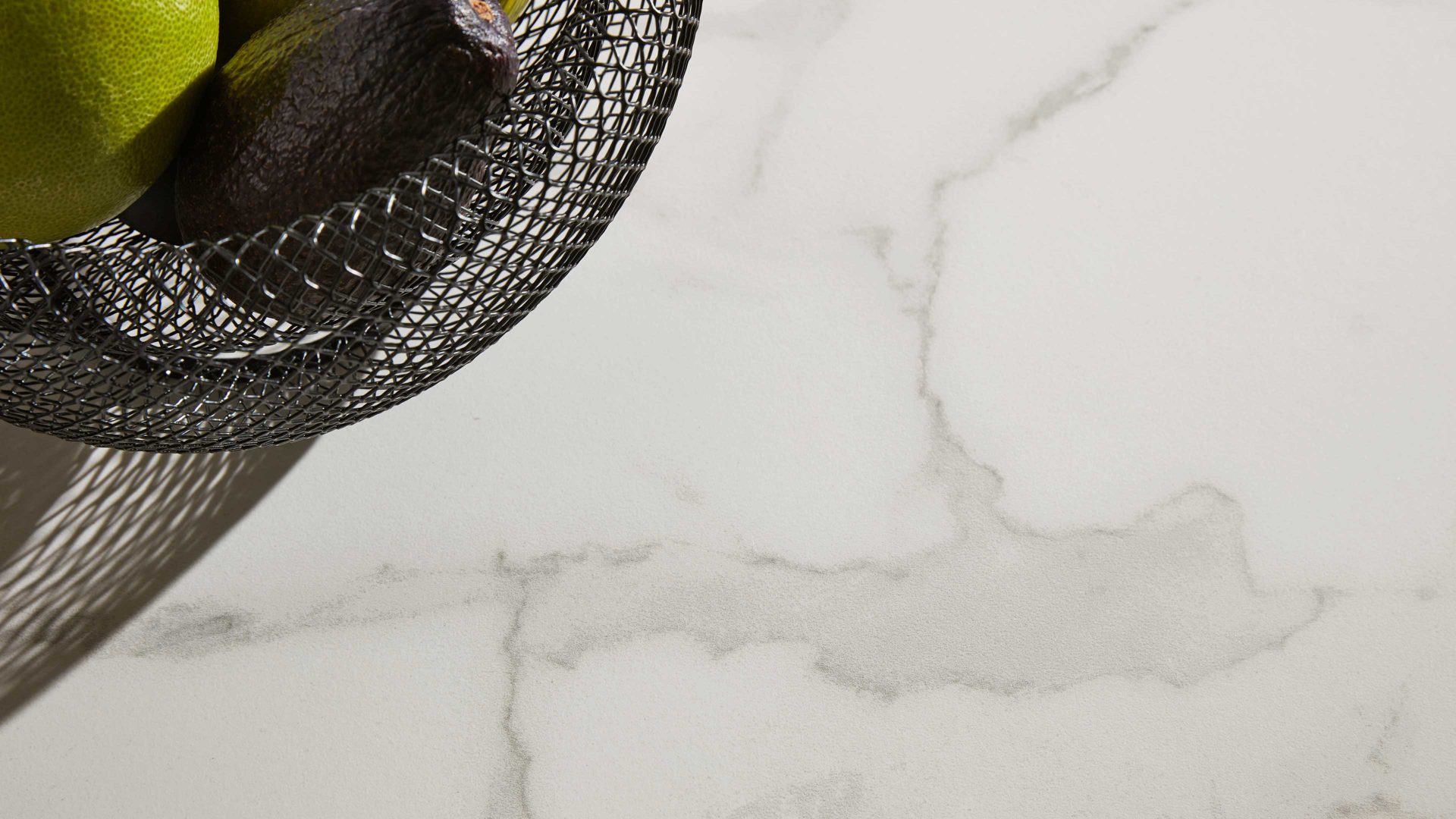 Couchtisch Interliving aus Keramik in Weiß Interliving Couchtisch Serie 6208 - Couchtisch CT175MA Weiß marmorfarbene Keramik & schwarzer Stahl - Durchmesser ca. 90 cm