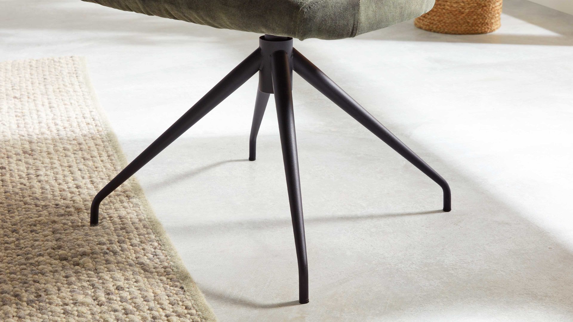 Polsterstuhl Interliving aus Stoff in Grün Interliving Esszimmer Serie 5110 - Armlehnstuhl C1212 grüner Bezug Genova & schwarzer Spinnenfuß