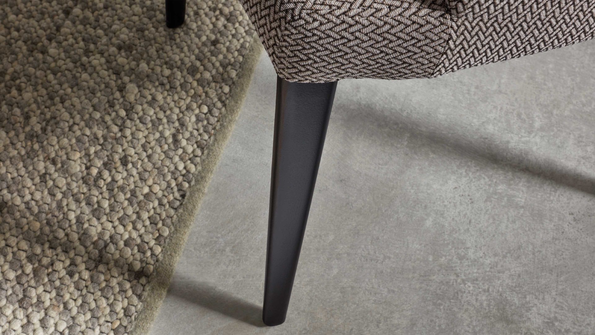 Polsterstuhl Interliving aus Stoff in Grau Interliving Esszimmer Serie 5110 - Armlehnstuhl silberfarbener Bezug Calvin & ebenholzfarbene Holzfüße