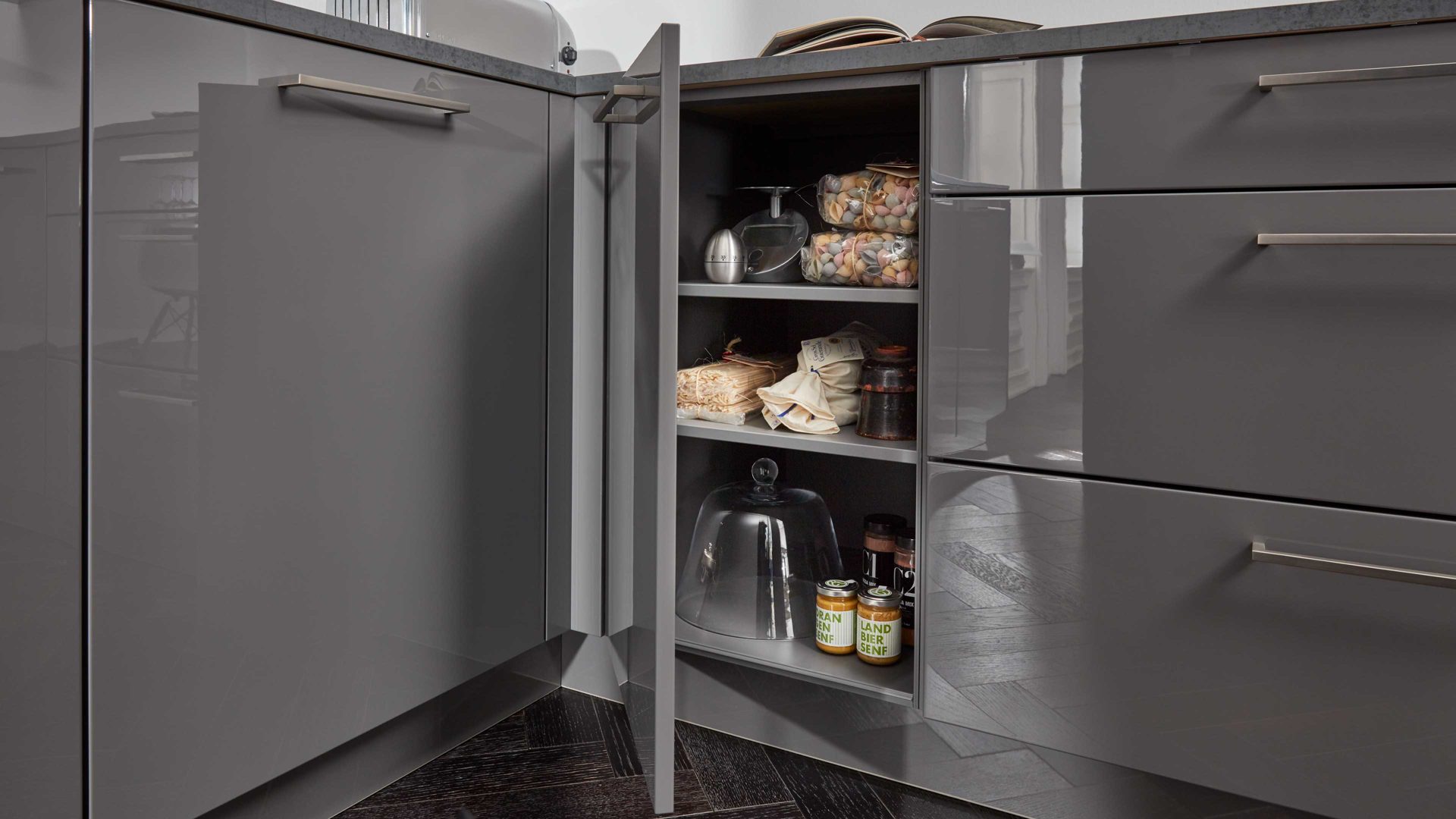 Einbauküche Interliving aus Holz in Grau Interliving Küche Serie 3007 mit AEG Einbaugeräten Quarzgrau & Steel – zweizeilig