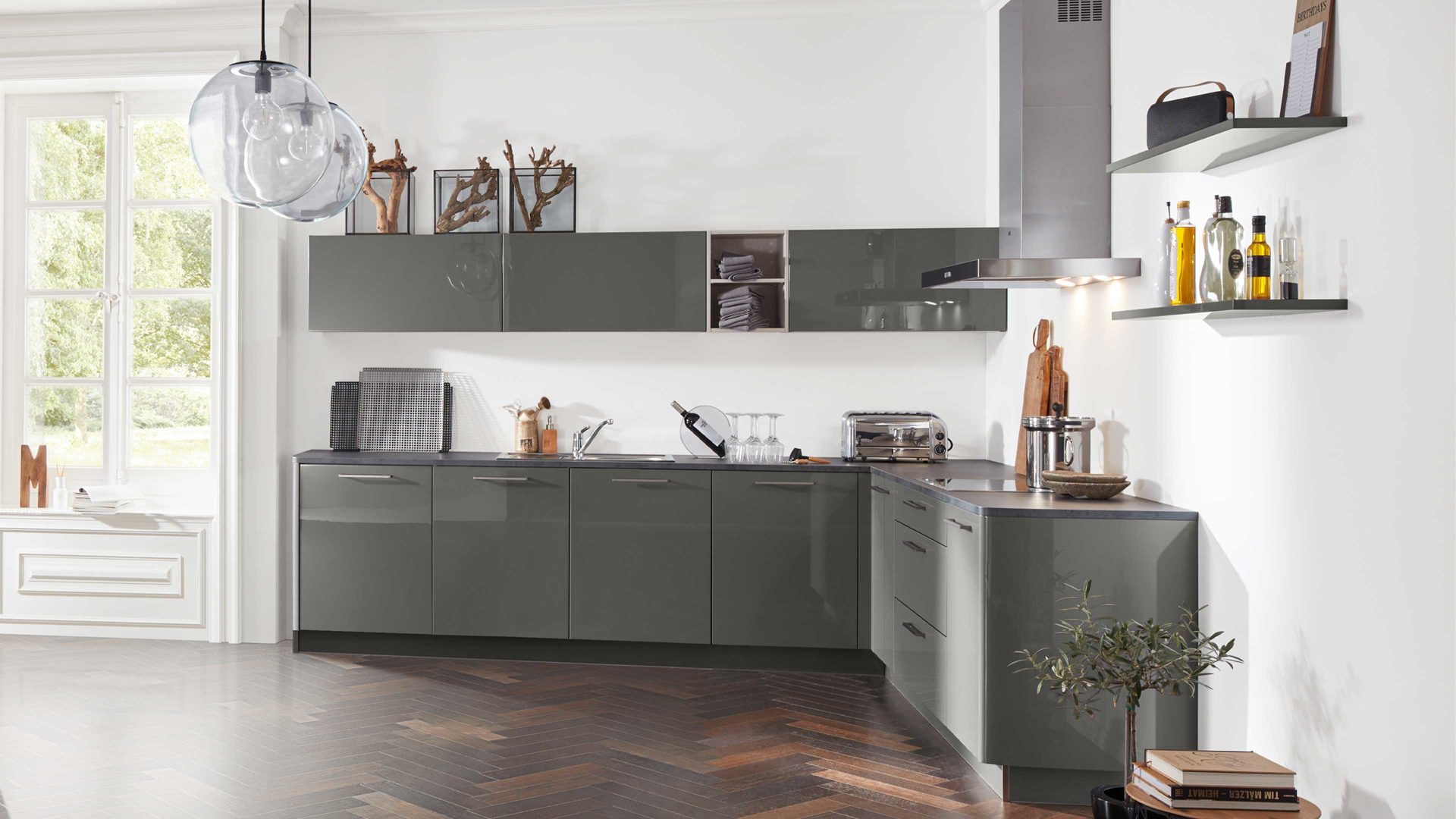 Einbauküche Interliving aus Holz in Grau Interliving Küche Serie 3007 mit AEG Einbaugeräten Quarzgrau & Steel – zweizeilig