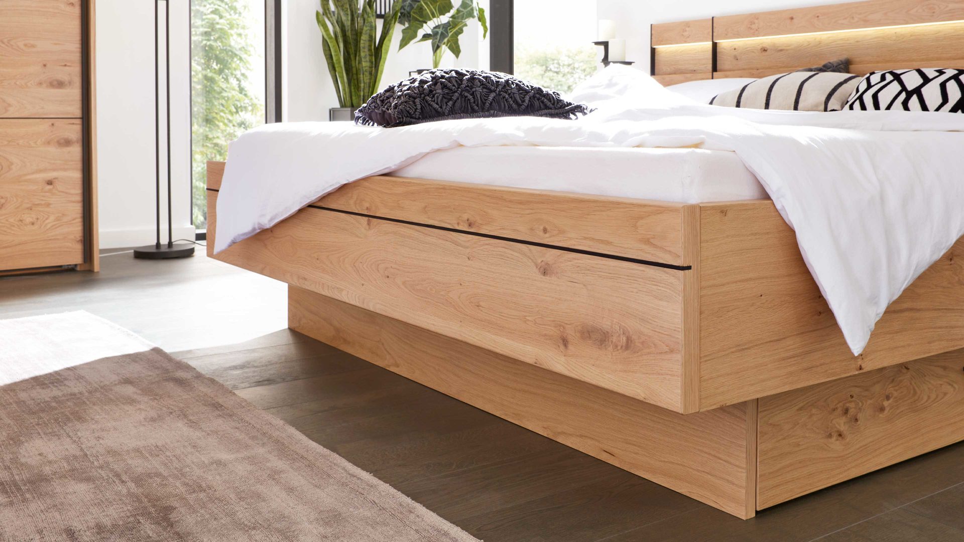 Bettgestell Interliving aus Holz in Holzfarben Interliving Schlafzimmer Serie 1024 – Bettgestell schwebend, Liegefläche ca. 180 x 200 cm - Balkeneiche