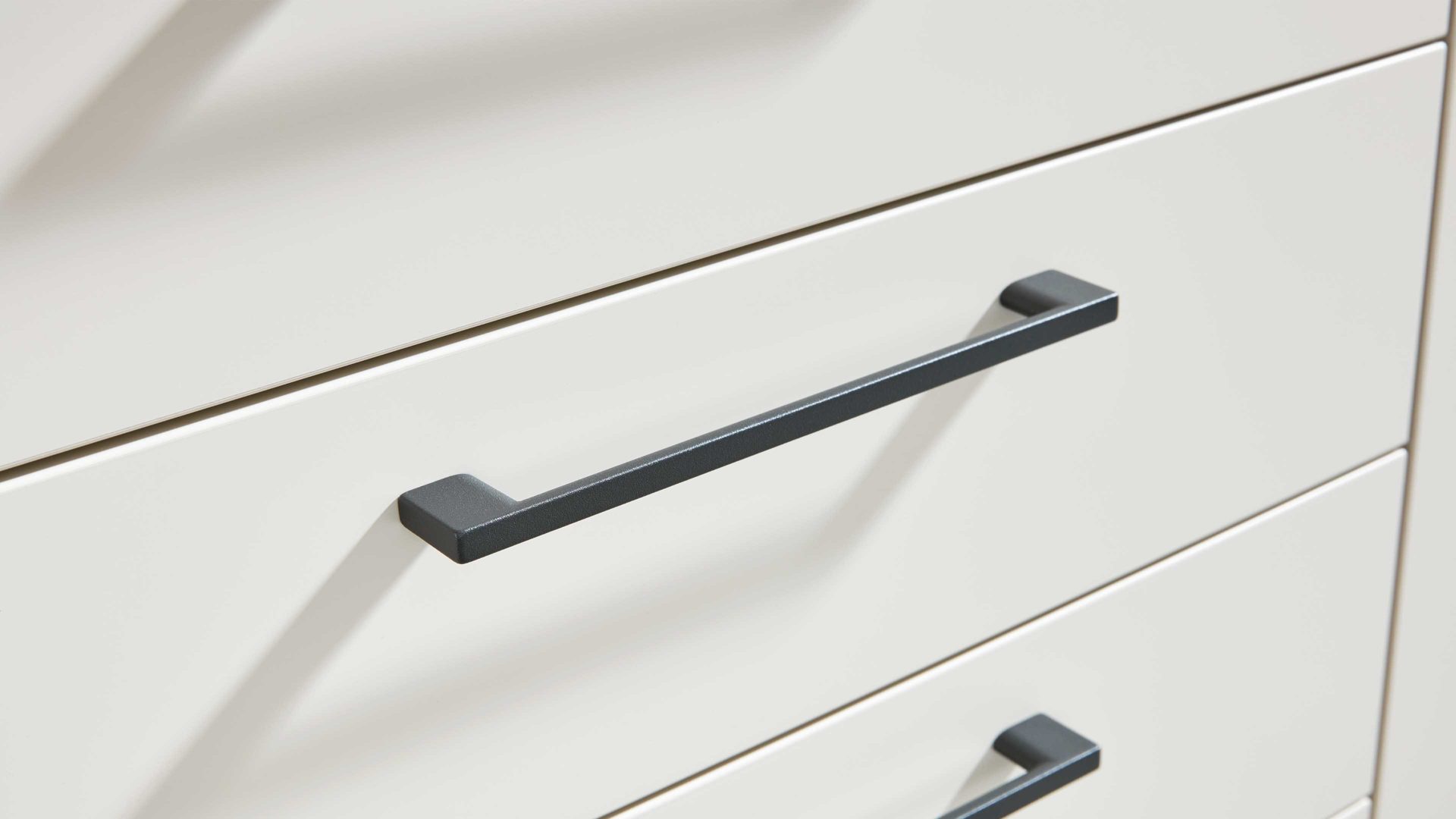 Kombikommode Interliving aus Holz in Beige Interliving Schlafzimmer Serie 1024 – Kombikommode 56026 rechts eine Tür, links fünf Schubladen - Sand & Balkeneiche, Breite ca. 120 cm