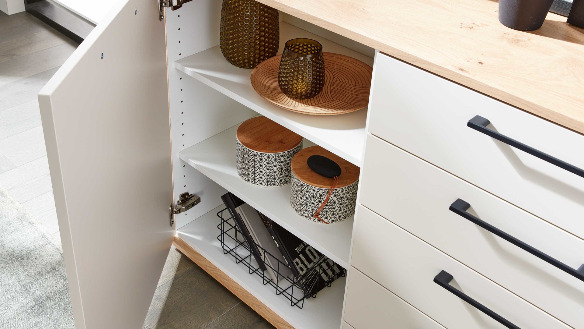 Kombikommode Interliving aus Holz in Beige Interliving Schlafzimmer Serie 1024 – Kombikommode 56016 links eine Tür, rechts fünf Schubladen - Sand & Balkeneiche, Breite ca. 120 cm