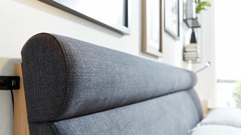 Bettgestell Interliving aus Holz in Anthrazit Interliving Schlafzimmer Serie 1023 – Bettgestell 87538 schwebend, Liegefläche ca. 200 x 200 cm - Balkeneiche & Anthrazit