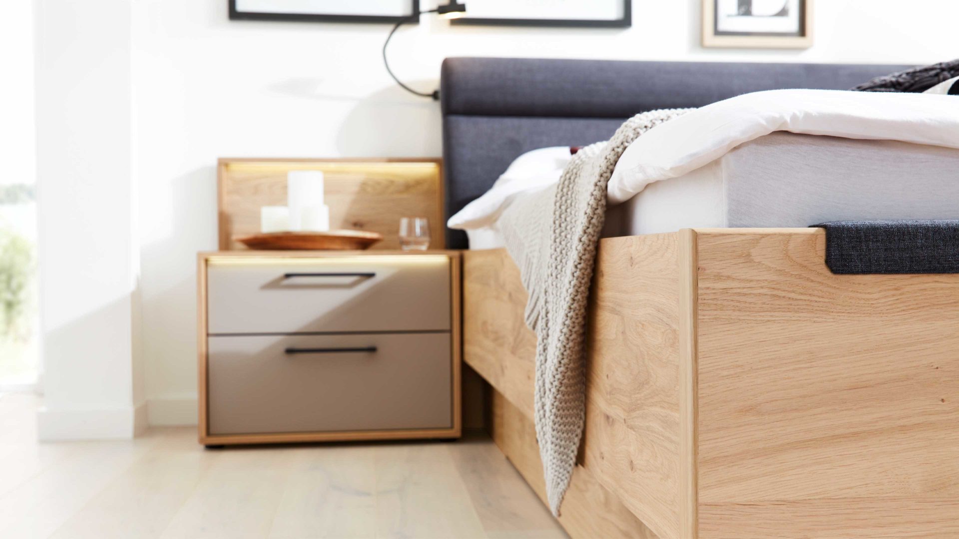 Bettgestell Interliving aus Holz in Anthrazit Interliving Schlafzimmer Serie 1023 – Bettgestell 87538 schwebend, Liegefläche ca. 200 x 200 cm - Balkeneiche & Anthrazit