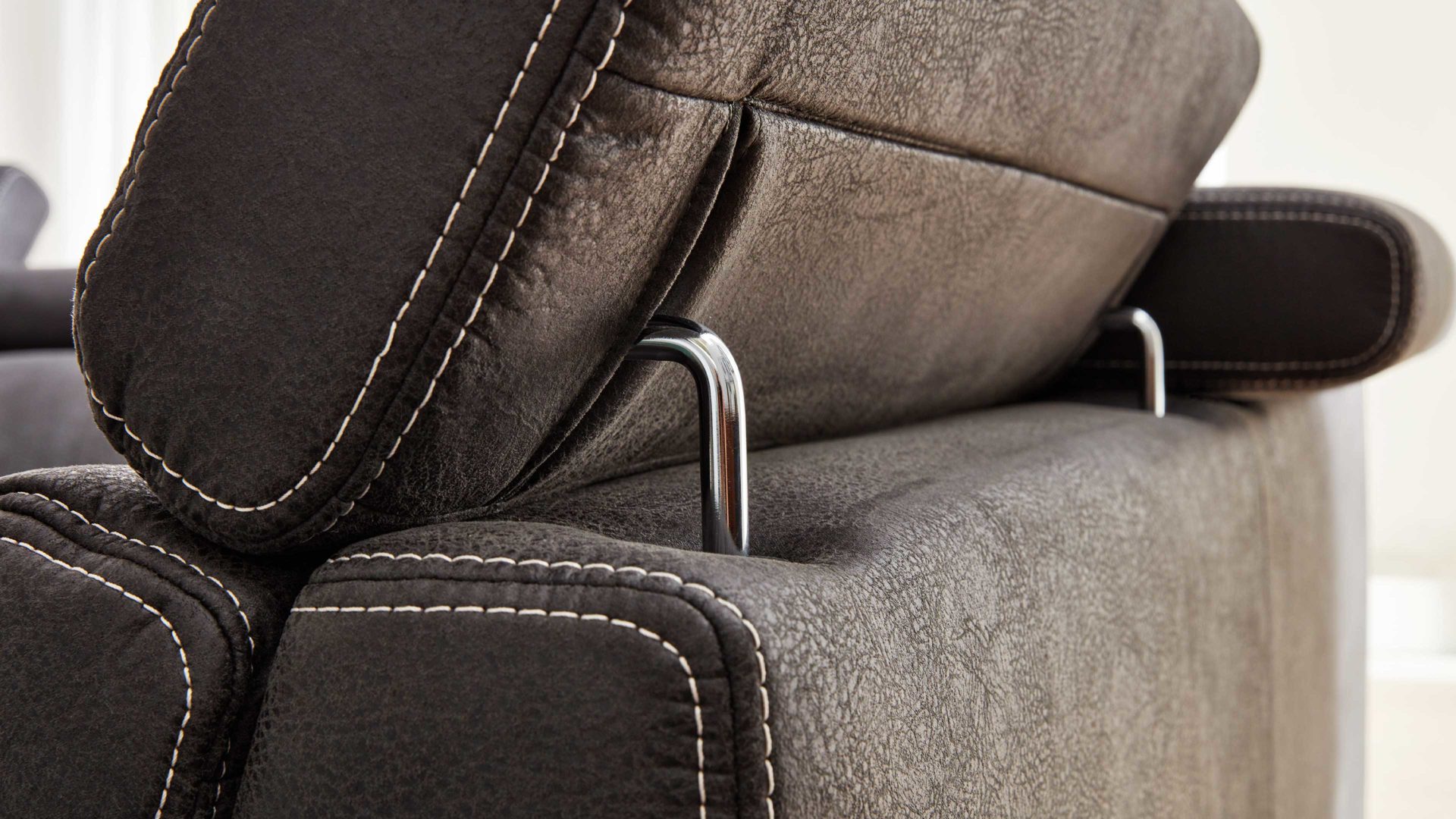 Funktion Interliving aus Metall in Transparent Interliving Sofa Serie 4252 – Kopfteilverstellung manuelle Funktion mit Höhenverstellung