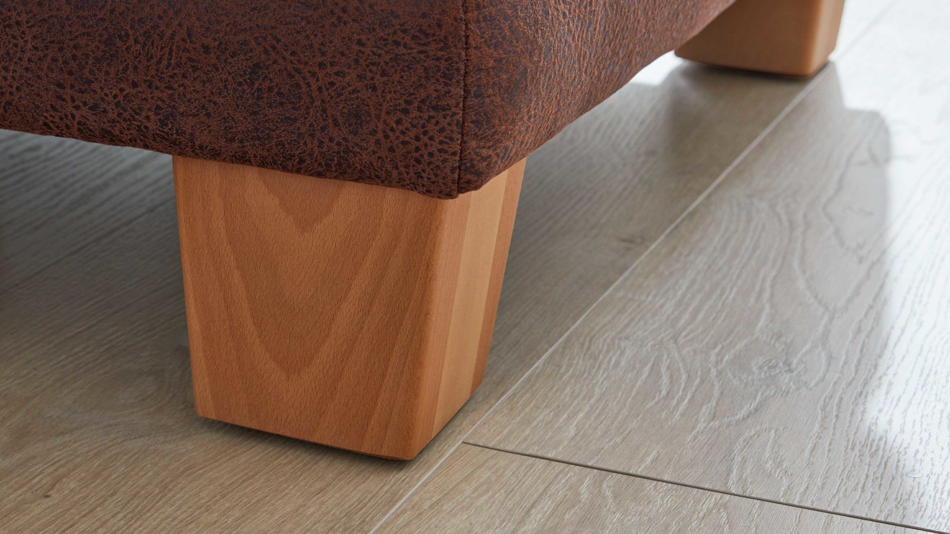 Polsterhocker Interliving aus Stoff in Dunkelbraun Interliving Sofa Serie 4252 – Polsterhocker schokobrauner Stoff Büffel & Buchenholzfüße – ca. 125 x 65 cm