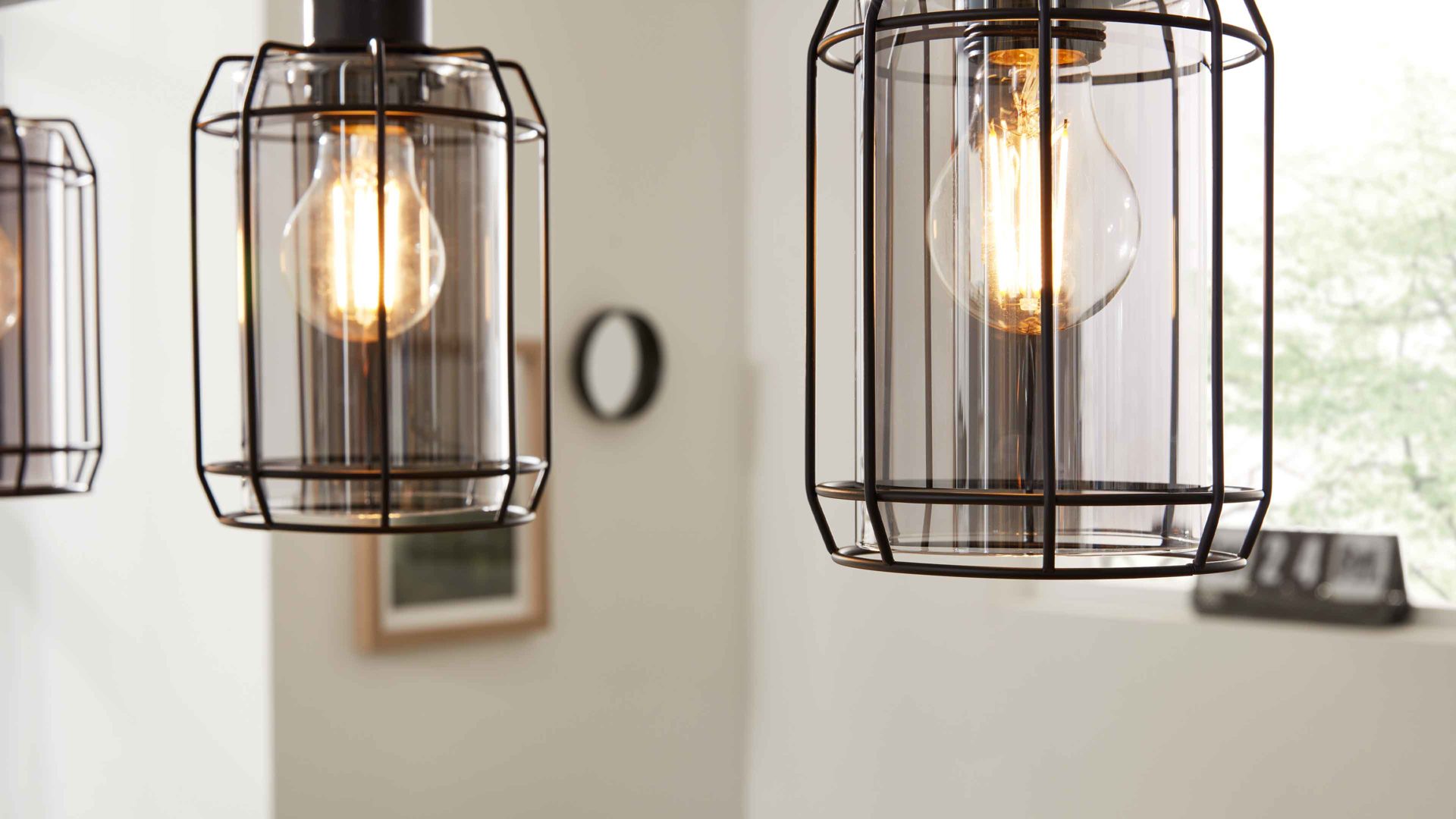 Pendelleuchte Interliving aus Glas in Grau Interliving Leuchten Serie 9331 - Hängeleuchte Rauchglas & Mattschwarz – Länge ca. 98 cm