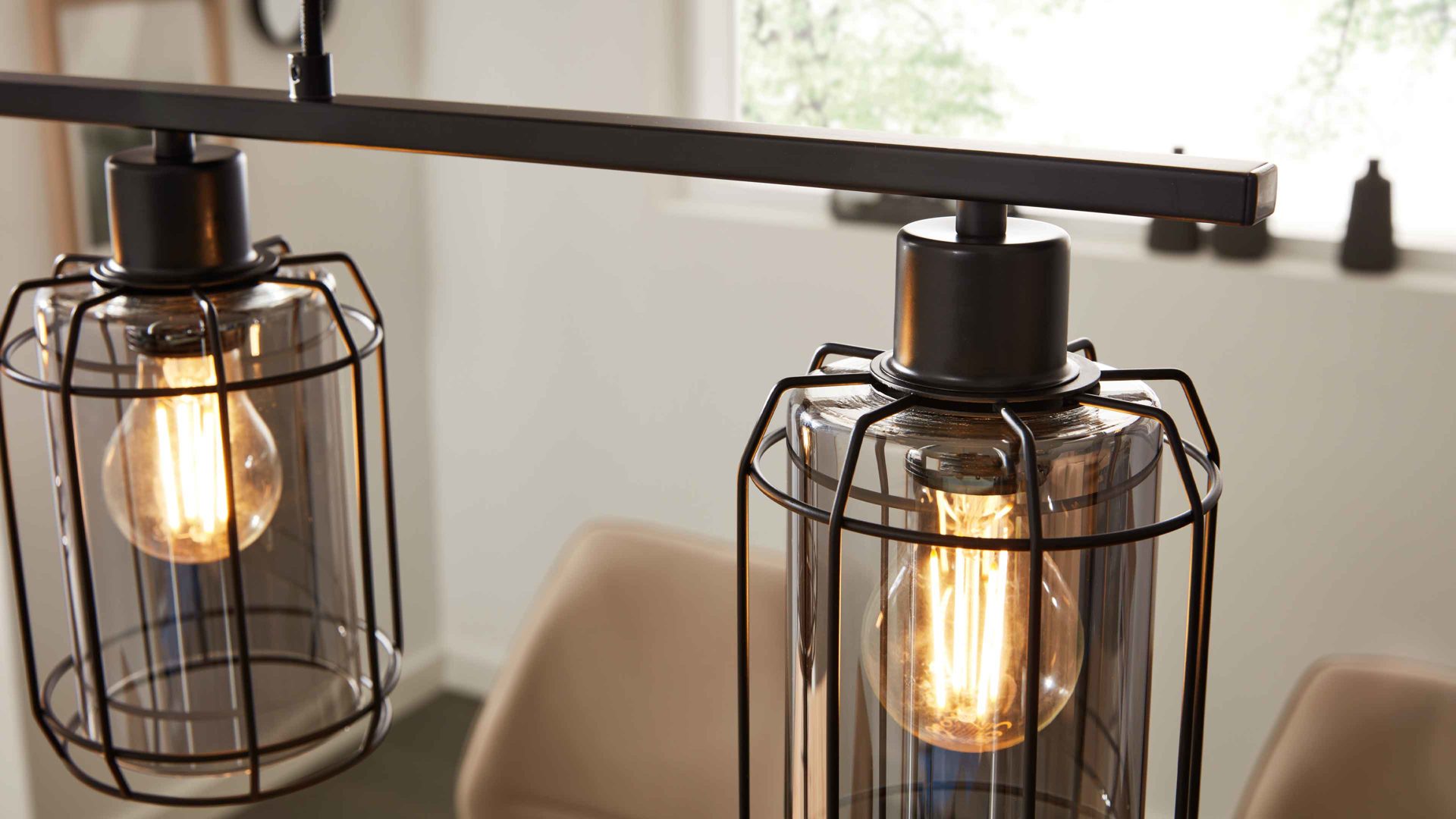 Pendelleuchte Interliving aus Glas in Grau Interliving Leuchten Serie 9331 - Hängeleuchte Rauchglas & Mattschwarz – Länge ca. 77 cm