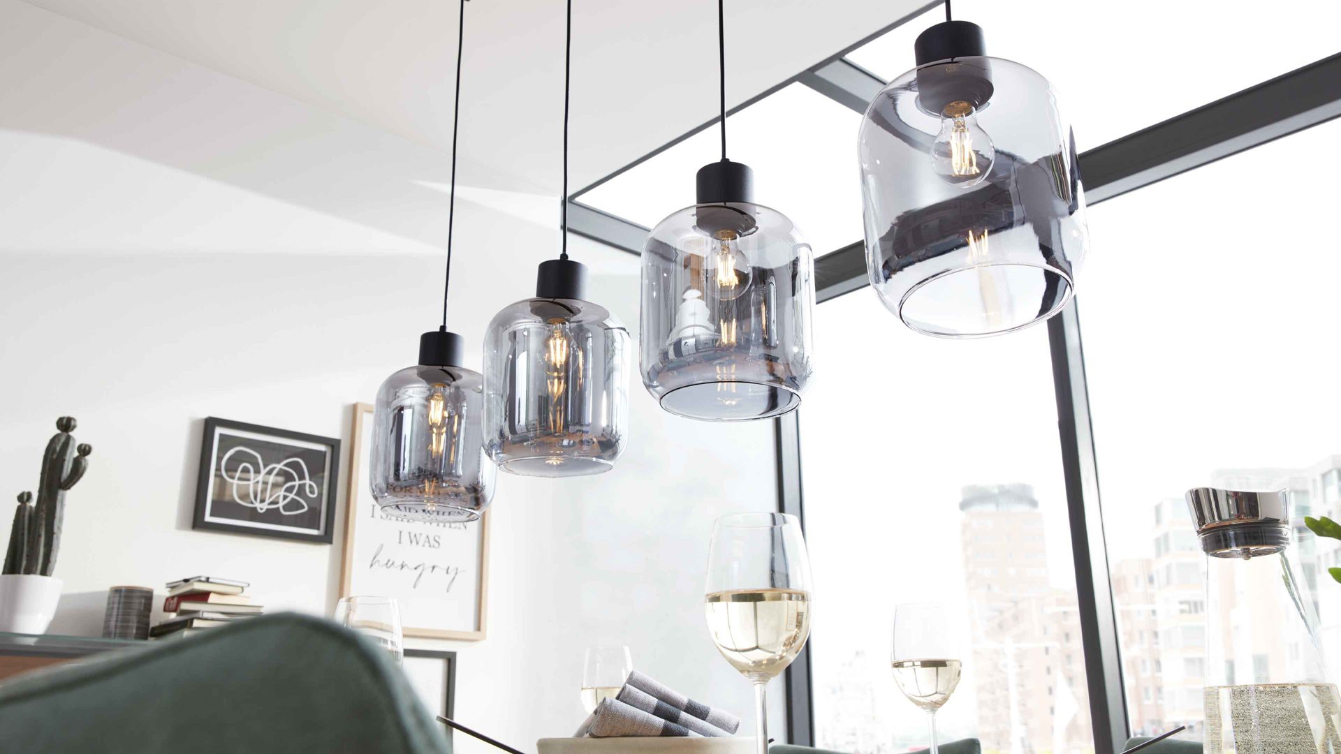 Pendelleuchte Interliving aus Glas in Grau Interliving Leuchten Serie 9341 - Hängeleuchte Rauchglas & Mattschwarz – Länge ca. 115 cm