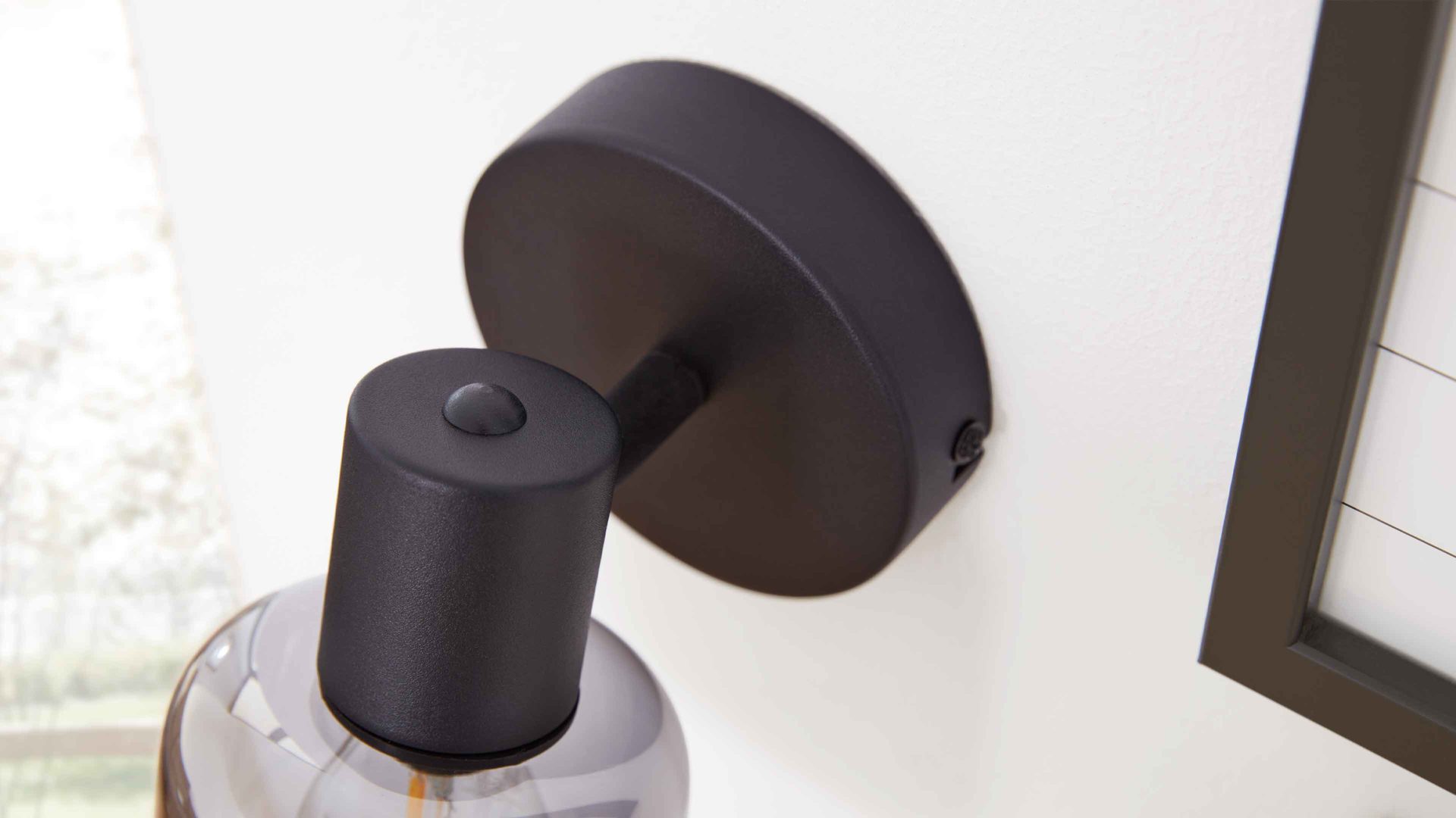 Wandleuchte Interliving aus Glas in Grau Interliving Leuchten Serie 9341 - Wandleuchte Rauchglas & Mattschwarz – Durchmesser ca. 10 cm