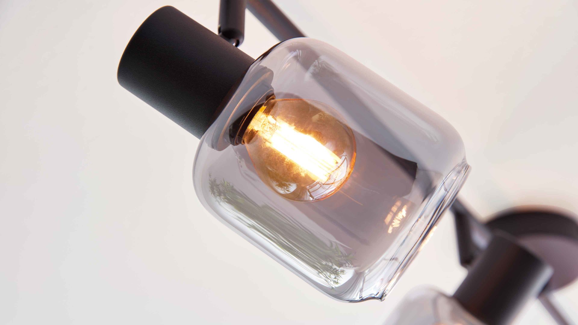 Deckenleuchte Interliving aus Glas in Grau Interliving Leuchten Serie 9341 - Deckenleuchte Rauchglas & Mattschwarz – Länge ca. 89 cm